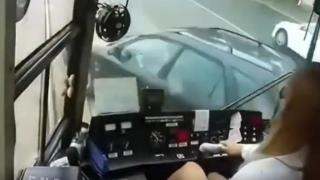 Когато на ватмана не му пука, че ще има катастрофа (видео)