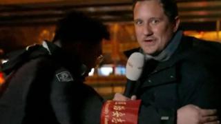 Охранител нападна репортер по време на жива връзка от Пекин (видео)
