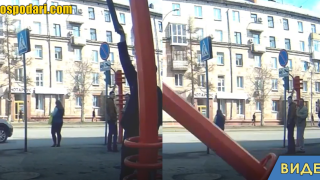 Мъж счупи светофар в опита си да го поправи (видео)
