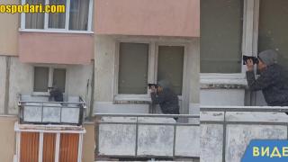 Баба следи съседите по-добре от охранителна камера (видео)