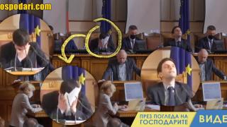 Председателят на парламента се залива от смях (видео)