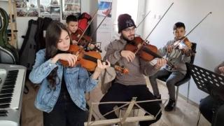 От ромския квартал до сцената в Париж: Млади цигулари от Сливен ще представят България (видео)