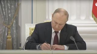 Путин призна с указ независимостта на Донецк и Луганск (видео)