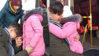 Сърцераздирателно видео показва как украински баща се сбогува с дъщеря си