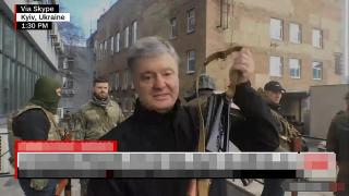 Раздават оръжия на улицата на Киев, Порошенко е с калашник (видео)