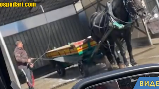 Мъж мие каруцата си на автомивка (видео)