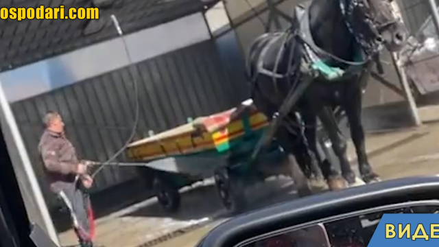 Мъж мие каруцата си на автомивка (видео)