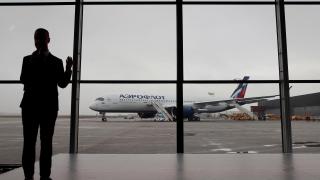 Десетки българи са блокирани на летището в Москва (видео)