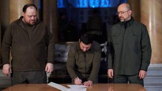 Зеленски подписа заявката за членство на Украйна в ЕС (видео)