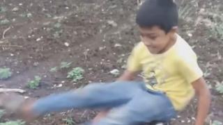 Неочаквано забавление с въртележка на полето (видео)