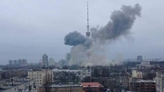 Ракетна атака по телевизионната кула в Киев (видео)
