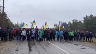 Протестиращи отблъснаха руски военни пред най-голямата АЕЦ в Европа (видео)
