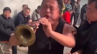 Мъж прави невероятно дълго издишване с музикален инструмент (видео)