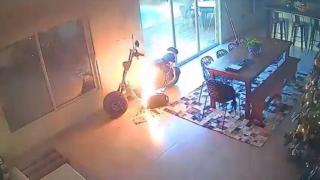 Зарядно за електрически скутер се самозапалва и предизвиква пожар (видео)