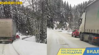 Голф дърпа закъсал в снега камион (видео)