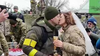 Сватба по време на война: Украинци се ожениха на фронтовата линия (видео)