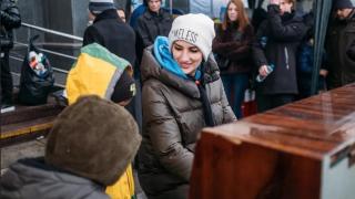 Пианистка свири What A Wonderful World пред бежанци на гарата в украинския Лвов (видео)