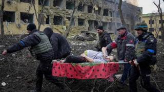 Бременна жена и бебето ѝ загинаха при бомбардировка на родилен дом в Мариупол (видео)