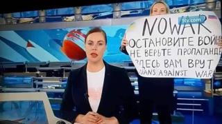 Журналист влезе в новините на руската телевизия с плакат "Спрете войната" (видео)