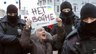 Повалени жилищни сгради и жертви след нови атаки в Киев (видео)