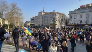 Стотици хора във Варна и Пловдив излязоха на шествие срещу войната в Украйна (снимки)