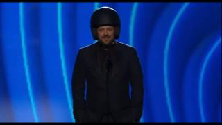 Комик отиде на наградите "Грами" с каска, за да избегне шамари (видео)