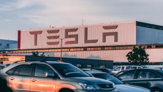 Дрон засне фабриката на Tesla отвътре (видео)