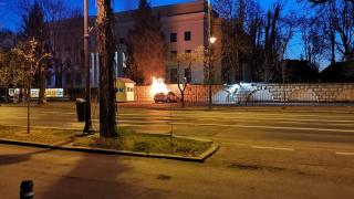 Мъж се вряза с автомобила си в руското посолство в Букурещ и се самозапали (видео)