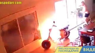 Батерия на електрически скутер се замозапалва в дом (видео)