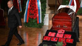 Путин се прости с Жириновски, който бе опят от руския патриарх (видео)