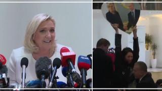 Активистка размаха плакат на Марин Льо Пен с Путин на пресконференция преди балотажа (видео)