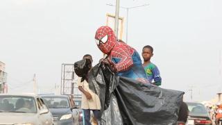 Нигерийският Спайдърмен се бори за по-чисти улици (видео и снимки)