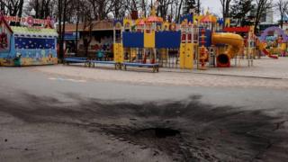 Снаряд падна върху детска площадка в Харков, най-малко трима загинаха (видео)