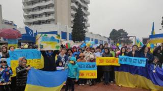 В знак на благодарност за гостоприемството: Украинци на шествие в Слънчев бряг (видео)