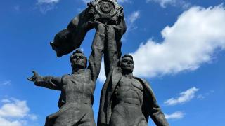 Киев събаря 8-метровия монумент, символизиращ приятелството между руснаци и украинци (видео)