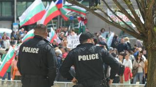 Решението за помощта за Украйна противопостави два протеста край парламента (видео и снимки)