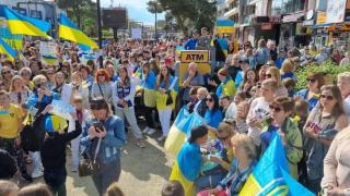 Стотици украински бежанци в Слънчев бряг призоваха за спиране унищожаването на страната им (видео)