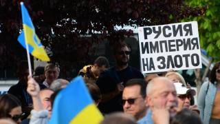 Отново сблъсъци до Паметника на съветската армия (видео)