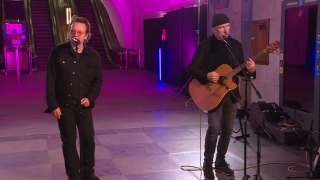 Боно и The Edge направиха изненадващ концерт в метрото в Киев (видео)
