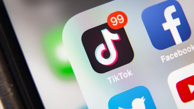 Разследват TikTok заради малолетните потребители