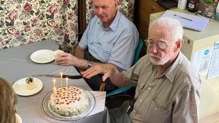 102-годишен ветеран от Втората световна война отказва да се пенсионира