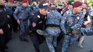 Арестуваха стотици демонстранти, блокирали улици в арменската столица (видео)
