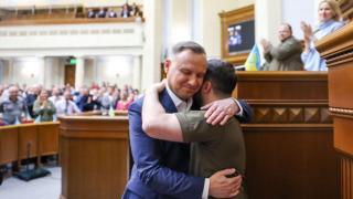 Украинските депутати посрещнаха на крака и с овации полския президент (видео и снимки)