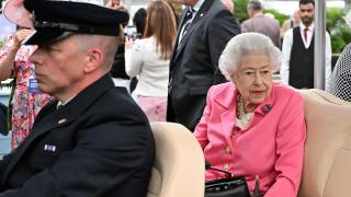 96-годишната кралица Елизабет се появи на цветно изложение (видео)