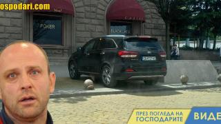 Тити Папазов демонстрира поредно безумно паркиране (видео)