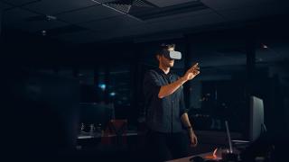 Обвиниха шеф на Microsoft, че гледал VR порно пред подчинените си