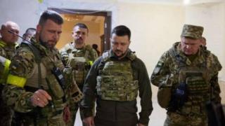 Зеленски отиде на фронта в Харков - последваха експлозии
