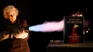 В свят на забранени книги Маргарет Атууд създаде негорима "Разказът на прислужницата" (видео и снимки)