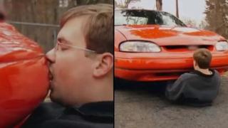 Мъж, който е във връзка с колата си, твърди, че дори прави секс с нея