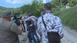 Нападнаха с камъни екипа на БНТ в Сърбия (видео)